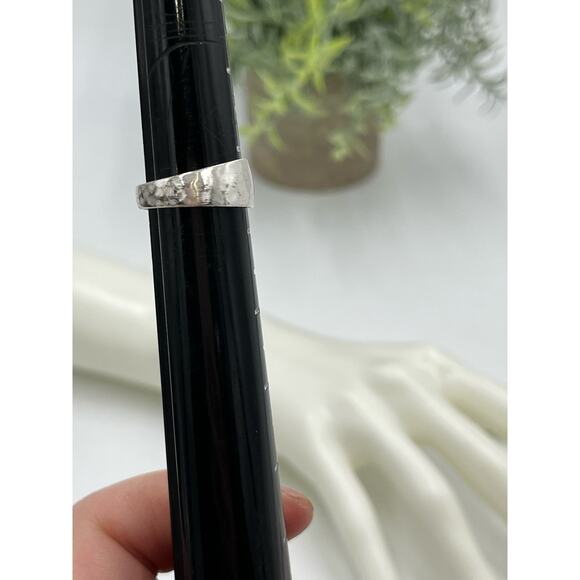 Kendra Scott Silver Plated Hammered‎ Band Ring Sz 7.25 - Picture 9 of 10
